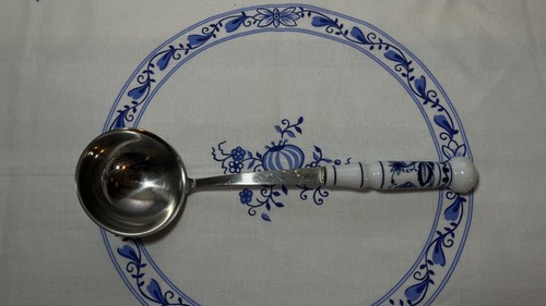 Suppenkelle aus metall mit - suppenkelle,